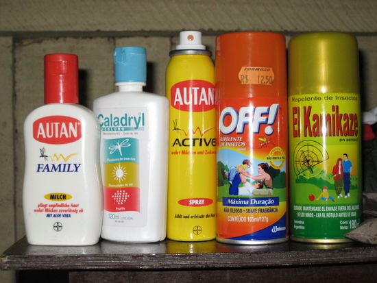 gehe nie ohne moskito-waffenlager in den dschungel  wir koennen eine kombination aus allem sehr empfehlen. und wir empfehlen zudem, waehrend dem einspruehen NICHT einzuatmen...