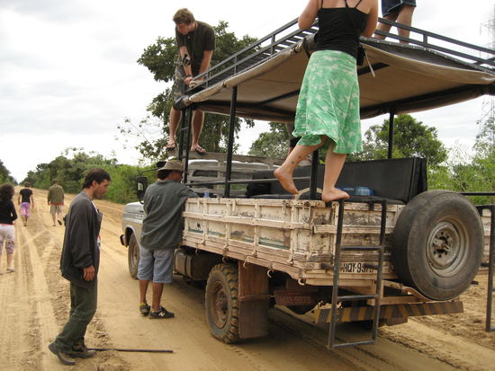reifenpanne. alles raus und paar hundert meter laufen, bis uns der jeep wieder aufsammelte