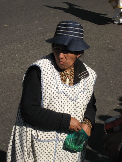 dies war die "herrscherin der tribuene" - sie vermietete die sitzplaetze. ohne worte, coca-kauend (hat die ganze backe voll) und sehr geschaeftstuchtig. allgemein haben an allen marktstaenden die frauen die hosen an!