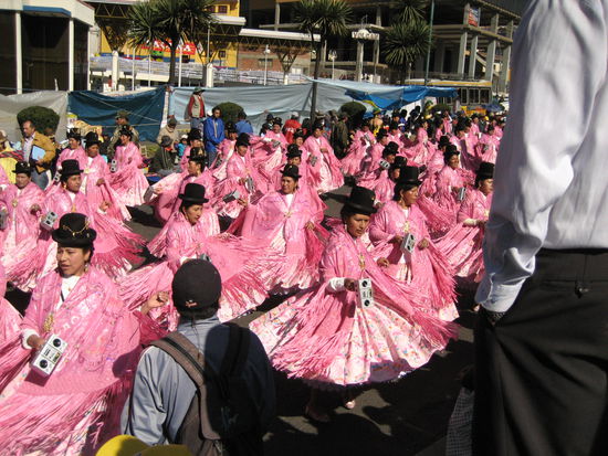 riesen gruppen aus mindestens 300 frauen in wallenden roecken - die sonstige alltagstracht einmal fein mit glitzer und gloria