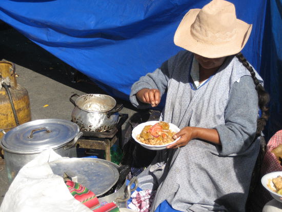 eine der unzaehligen "kuechen" mit undefinierbarem essen. fuer bolivianische maegen sicher akzeptabel!