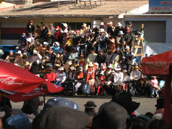 und so sah die tribuene gegenueber aus - wer einmal einen platz hatte dass oben von morgens bis abends. versorgt von unzaehligen menschen, die alles vom strassenrand aus verkauften. selbst klopapier. ja, und wenn man dann tagsueber 10 dosen bier trinkt muessen die im laufe des tages unter der tribuene auch wieder rauskommen (besser ohne bild)...!