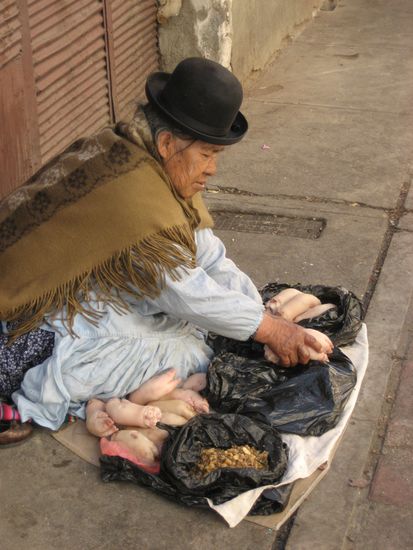 und hier gibt es leckere schweinefuesschen (neben den pippi-rinnsteinen...)