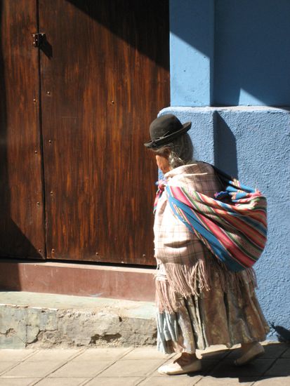 sehr viele bolivianische frauen tragen diese art von kleidung: roecke (sehr sehr viele roecke), tuch um die schultern und einen hut, der eigentlich gar nicht passt. vielleict gegen die sonne?... ach ja, im tuch am ruecken tragen sie allerhand: die kinder, die martsachen,...
