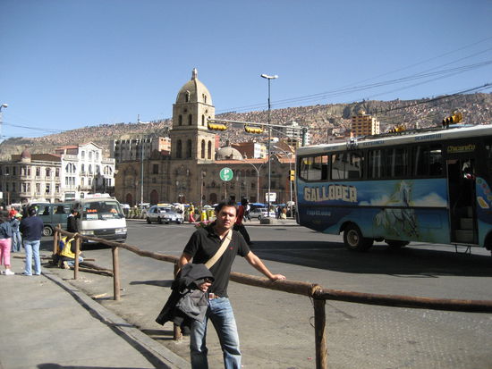 chris vor der st. francisco kathedrale. im hintergrund sieht man die haeuser am hang