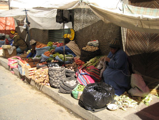 mit birgit und jake waren wir auf dem rodriguez food market. alles erstaunlich sauber und lecker, trotz strassenverkauf