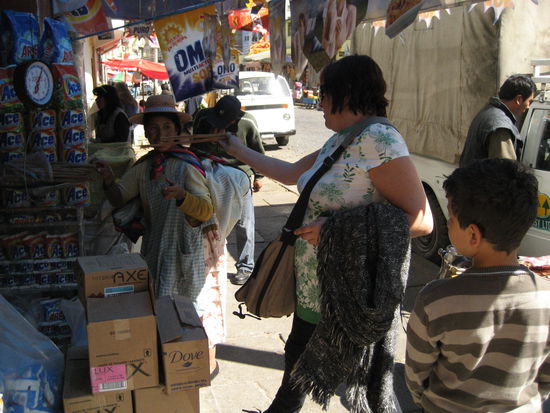 ...das Ganze (die beiden stangen) wurden dann also im geschaeft nebenan an einer professioneller aussehenden waage nachgewogen und: tatsaechlich, es waren laecherliche 200 gramm!