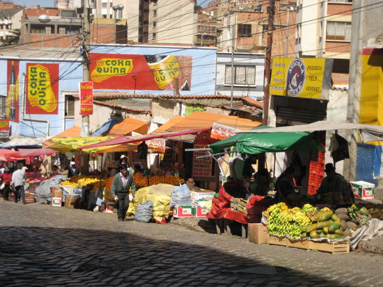 ein stand reiht sich an den anderen - ueber zig strassen