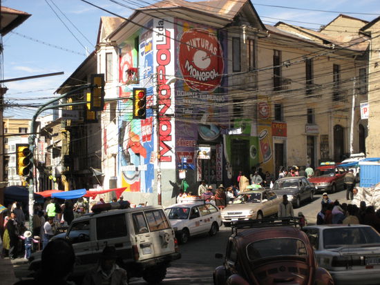 ein bild, welches einen guten eindruck vermittelt, wie es auf den strassen zugeht. dazu muss man sich vorstellen: hupende taxis, hupende minibusse und hupende microbusse...