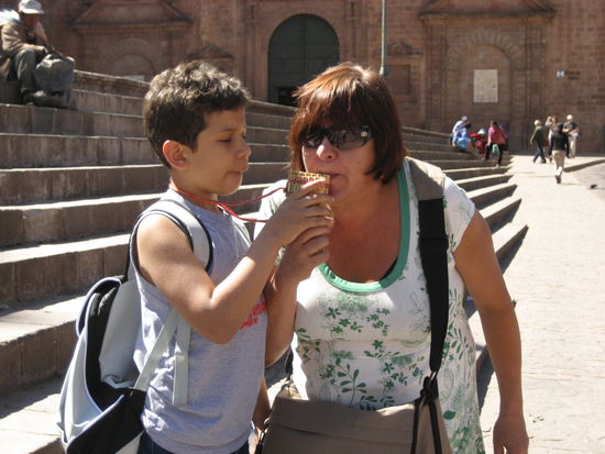 birgit zeigt jake auf dem plaza de armas in cuzco wie er seine panfloete zu floeten hat 