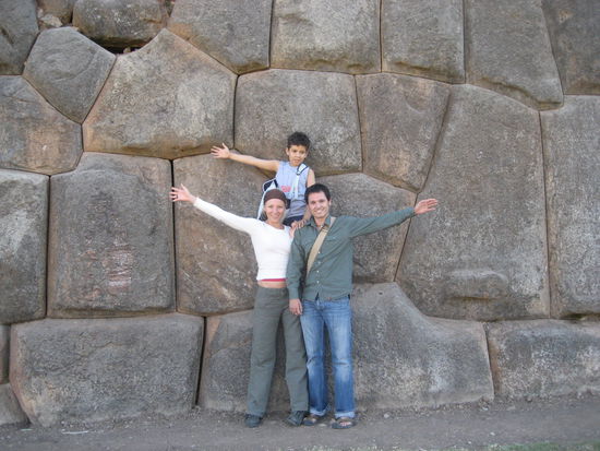 vor einer unserer ersten inkau-mauern oberhalb von cuzco