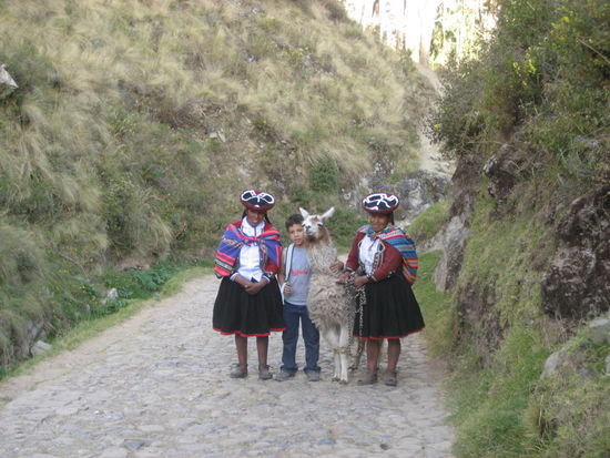 auf dem weg nach unten kamen und unzaehlige dieser "scary" lama-frauen entgegen, die gegen geld fuer ein foto bereit standen. also jut, dann eben ein foto mit jake. finde ich sehr witzig, das bild 