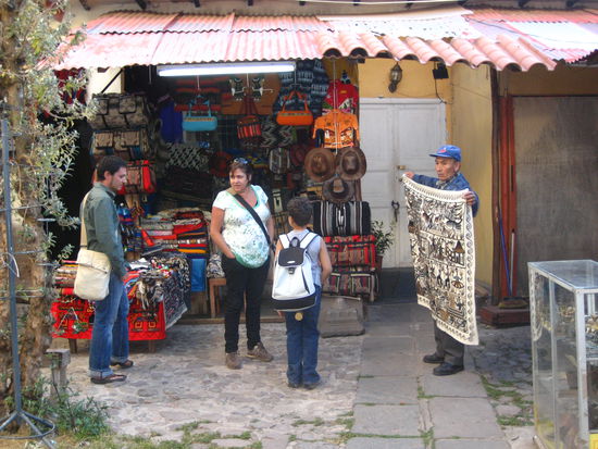 birgit und chris diskutieren, welcher preis fuer den wandteppich gerechtfertigt ist und welche feilsch-strategie funktionieren koennte 