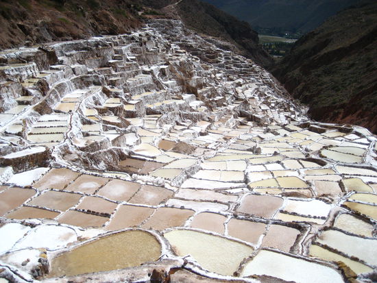 salzbecken reiht sich an salzbecken, von oben sieht man kein ende