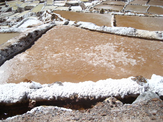 ein becken, in dem das wasser bereits kristallisiert