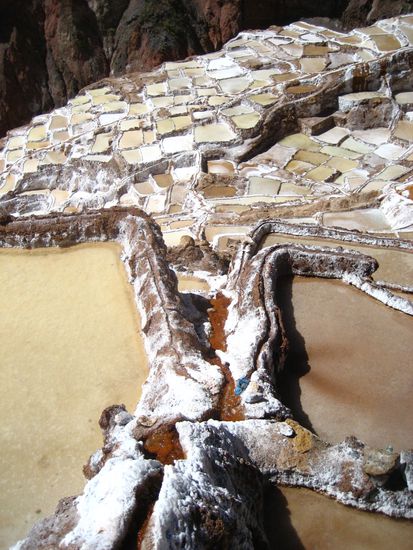 zwischen diesen becken hindurch muessen die familien hinuntersteigen, um an ihre eigenen becken zu kommen