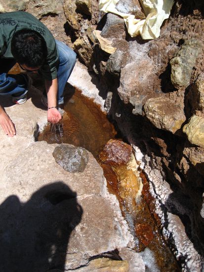 chris testet den salzgehalt des baches
