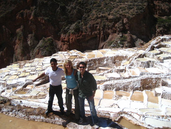 wacklige angelegenheit! links unser fahrer muriel, der im hotel als security arbeitet, tagsueber fremdenfuehrer spielt und im abendstudium touristik studiert. und das ganze mit 23.