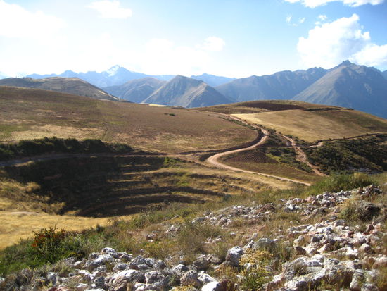 die kleinere nachbaranlage, die nicht komplett freigelegt wurde. im hintergrund wieder das unglaubliche panorama!