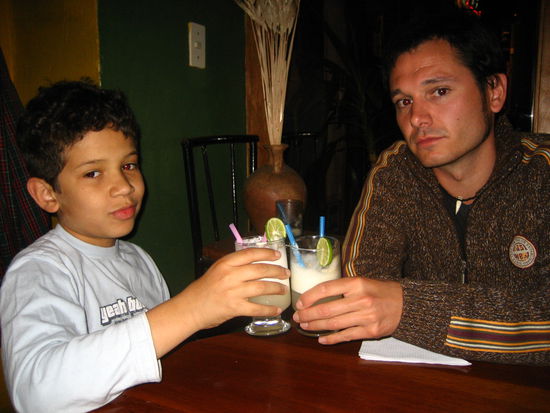 abends hatten sich die maenner auf diesen "scary tag" einen pisco sour verdient. jakes neues lieblingsgetraenk, natuerlich bei ihm ohne alkohol 