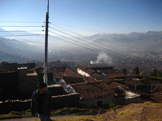 cuzco von oben fruehmorgens um 7 beim blick aus dem zug