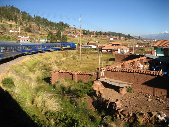 das war unser sogenannter "backpacker"-zug... peru-rail hat das monopol auf dieser strecke, der zugang ist nur mit dem zug moeglich. was zur folge hat, dass machupicchu leider gottes auch die teuerste attraktion von allen ist... augen zu und durch...