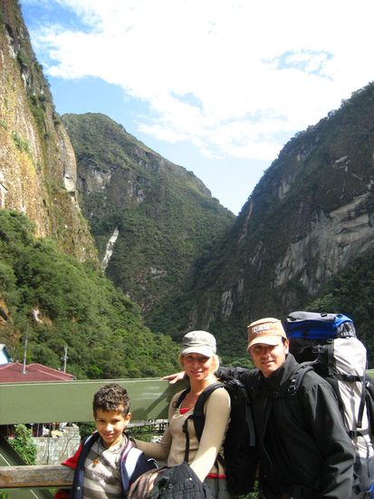 ankunft in aquas calientes morgens um 10. das dorf besteht nur aus hotels, restaurants und souvenirlaeden, liegt aber wunderschoen ins tal eingebettet.