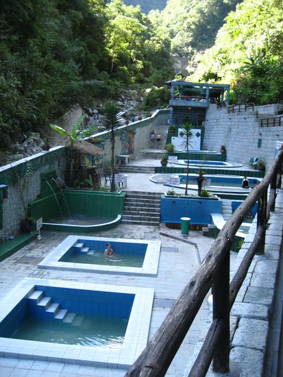 die etwas schmuddelig aussehenden becken, da das wasser ungefiltert aus dem berg kommt. in manchen fliesen waren kleine risse, wo richtig heisses wasser aus dem berg reindrueckte. fuer unsere plattgesessenen aersche von zug und bus und die krummen ruecken davon war es eine wohltat!