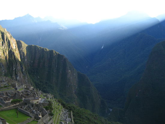 langsam kamen die ersten strahlen ueber den berg und man versteht, welch energetischen platz die inkas fuer diese staedte ausgesucht haben.