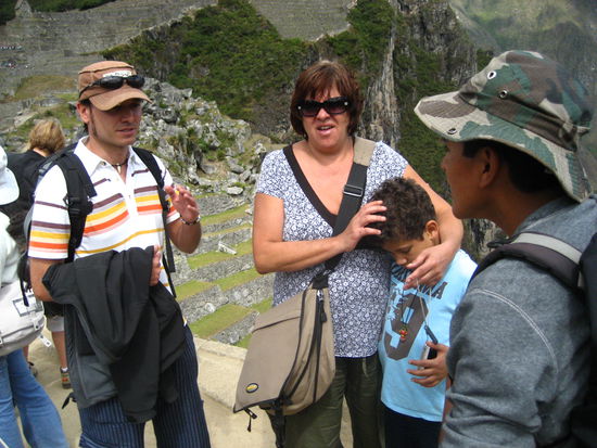 unser guide erklaert, was jake zwar ab und zu nicht so spannend fand. aber insgesamt war jake echt bewunderswert geduldig und wissbegierig!