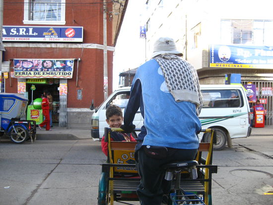 jake hatte seinen spass und bestand auf ein wettrennen. wir konnten unserem fahrer aber nicht klarmachen, dass er ueberholen sollte dazu - so gewann jake und alle waren gluecklich