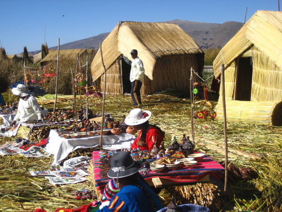 die frauen verkaufen selbstgemachte artisanias, was neben fischen und voegel jagen einen teil des einkommens ausmacht. uros hat den tourismus erkannt. hier kann man ebenfalls bei familien uebernachten, was ein japaner getan hatte, der hier dann in unser boot einstieg. er meinte auf meine frage wie es war: "very cold, but very interesting." zum fruehstueck gab es fisch und reis.