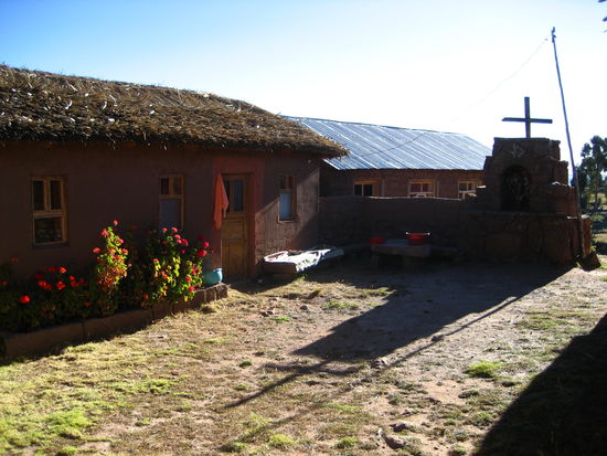 das war unsere unterkunft aus zwei liebevoll hergerichteten zimmern mit je zwei betten. im hintergrund der essensraum mit improvisierter kueche, wo fuer uns gekocht wurde.