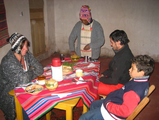 der 28-jaehrige hausherr serviert uns das essen. es war lecker, auch wenn birgit nicht so guckt