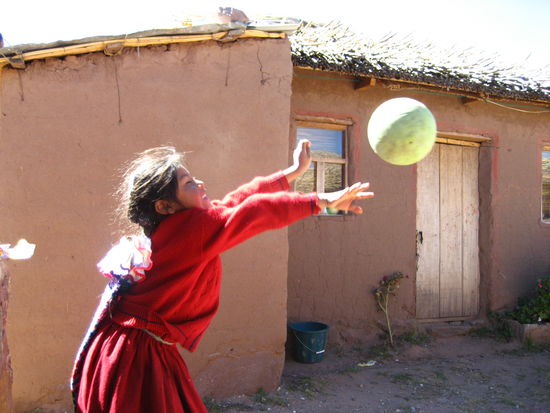 volleyball mit der 6-jaehrigen nellyda, die mir wie ein schatten folgte... am strand hat sie sich neben mich gestellt, als ich mein buch gelesen habe. bis ich seufzend aufgab und ins zimmer gegangen bin...  geredet hat sie erst am letzten tag mit mir, vorher ist sie immer nur 2 meter hinter mir hergelaufen...!