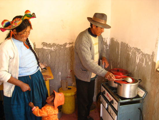 magno kocht mit magdalena, der frau seines bruders. sie traegt die tracht, die alle frauen hier tragen, mit diesem bollenhut. ohne hut kann man hier nicht den ganzen tag in die sonne.