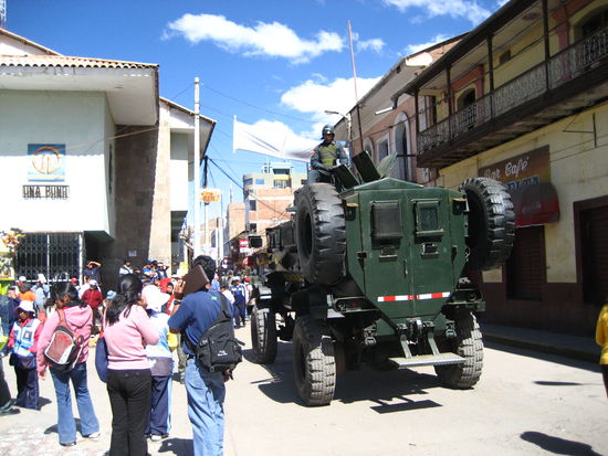 ach ja, zwischen der demo fuhr dann noch ein panzer... jake war voellig beeindruckt, da er und ich auf dem weg zum internet ebenfalls dazwischen rum liefen. viel wind um nichts...