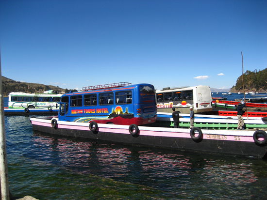 zwischendurch mussten wir aussteigen und der bus wurde auf holzbretter auf die andere seite verschifft. wir fuhren in einem kleinen boot... schon krass, wie hier manchmal dinge befoerdert werden... jeder bus hatte sein boot