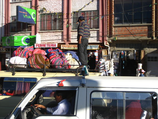 verkehrschaos, menschen, geschaefte, hupen, abgase,... willkommen zurueck in La Paz