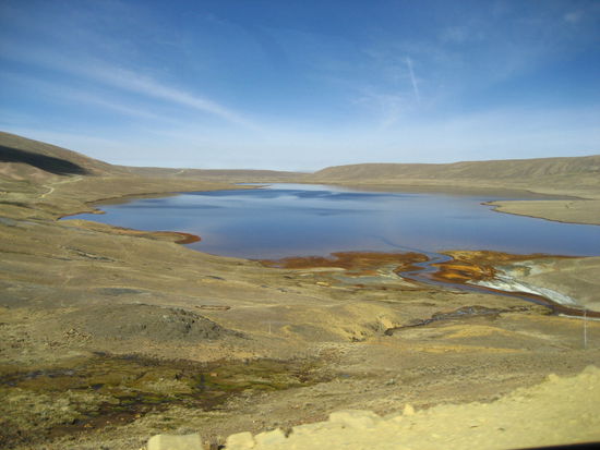 ...ich glaube den grund fuer meine magenprobleme in la paz gefunden zu haben. hier ist der stausee fuer die trinkwasserversorgung fuer la paz abgebildet. man beachte die ablagerungen rechts im bild...