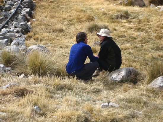 als die strasse dann zu ende war und es nur noch zu fuss weiterging, sah ich auch schon das erste opfer der hoehe. das maedel konnte leider nicht weiter, da sie wohl die hoehenkrankheit voll abbekommen hat. ein kurzer check meiner eigenen verfassung ergibt, dass sich weder kopfweh, kreislauf, noch andere hoehenbeschwerden andeuteten. wenn nur diese magenprobleme nicht waeren! im basiscamp gibt es keine toilette, wie man mir bereits versichert hat... zum glueck gibt es hier auch so eine art immodium, was bisher noch wirkt.