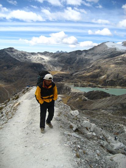 der 18jaehrige sohn jonny meines bergfuehrers eulogios, der mich von 4700m hoehe in das basiscamp auf  ungefaehr 5200m hoehe fuehrte. eulogio wollte wohl nicht zu viel zeit fuer diesen aufstieg mit mir verschwenden... jonny war uebrigens nicht ein einziges mal ausser atem.