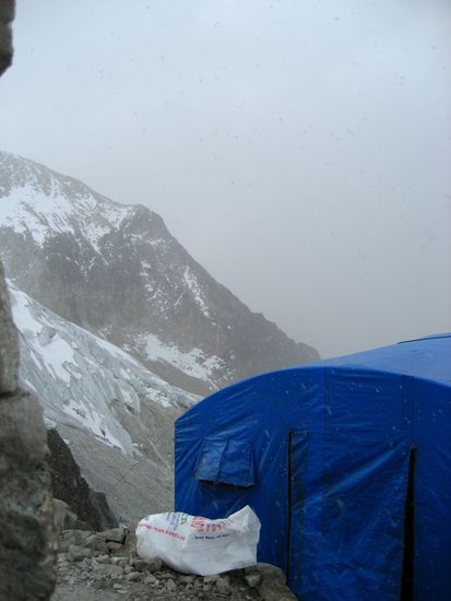hier das kleine kuechenzelt, in dem die ganzen bergsteiger(touris) von ihren bergfuehrern bekocht wurden.