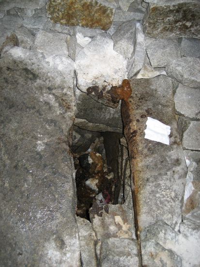 so etwas wie eine toilette gab es dann doch, allerdings war das ganze nicht gerade appettitlich...