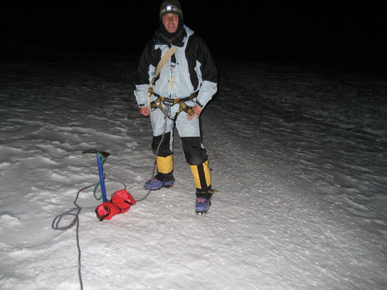 und das bin ich, in meiner etwas zu grossen ausruestung. zum ersten mal in steigeisen und zum ersten mal mit einem eispickel in der hand. oh mann – wenn ich doch nur schon oben waere...