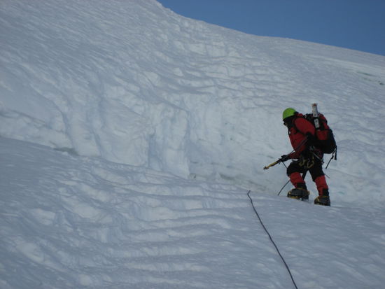 hier das bild vom einstieg in diese 30 meter nach unserer rueckkehr bei tageslicht. in natura sieht das noch viel steiler aus