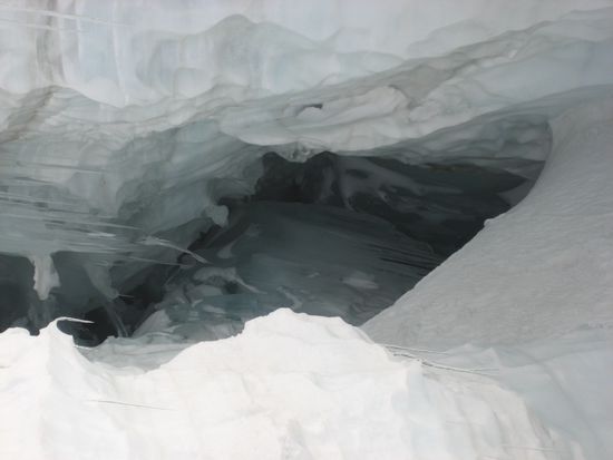 ... so ein paar gletscherspalten gab es auch, die ich allerdings erst beim abstieg entdeckte...