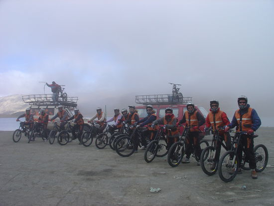 die truppe mit zwei guides noch guter dinge vor der abfahrt (wer findet uns )