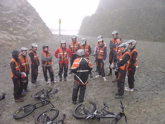 unuebersehbar: wir sind mittlerweile klitschnass und der regen hoerte einfach nicht auf...