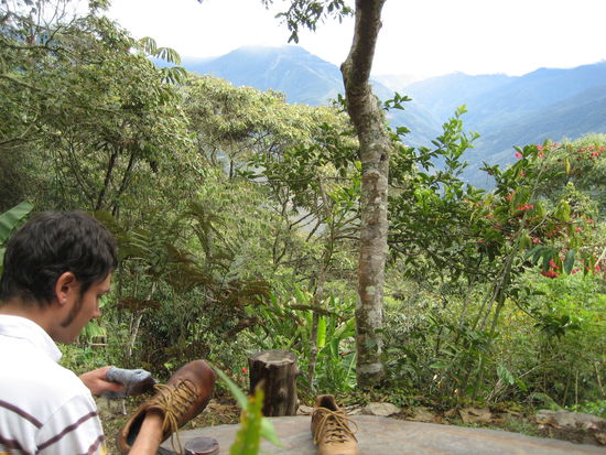 chris erledigte erstmal das laengst feallige schuhe putzen